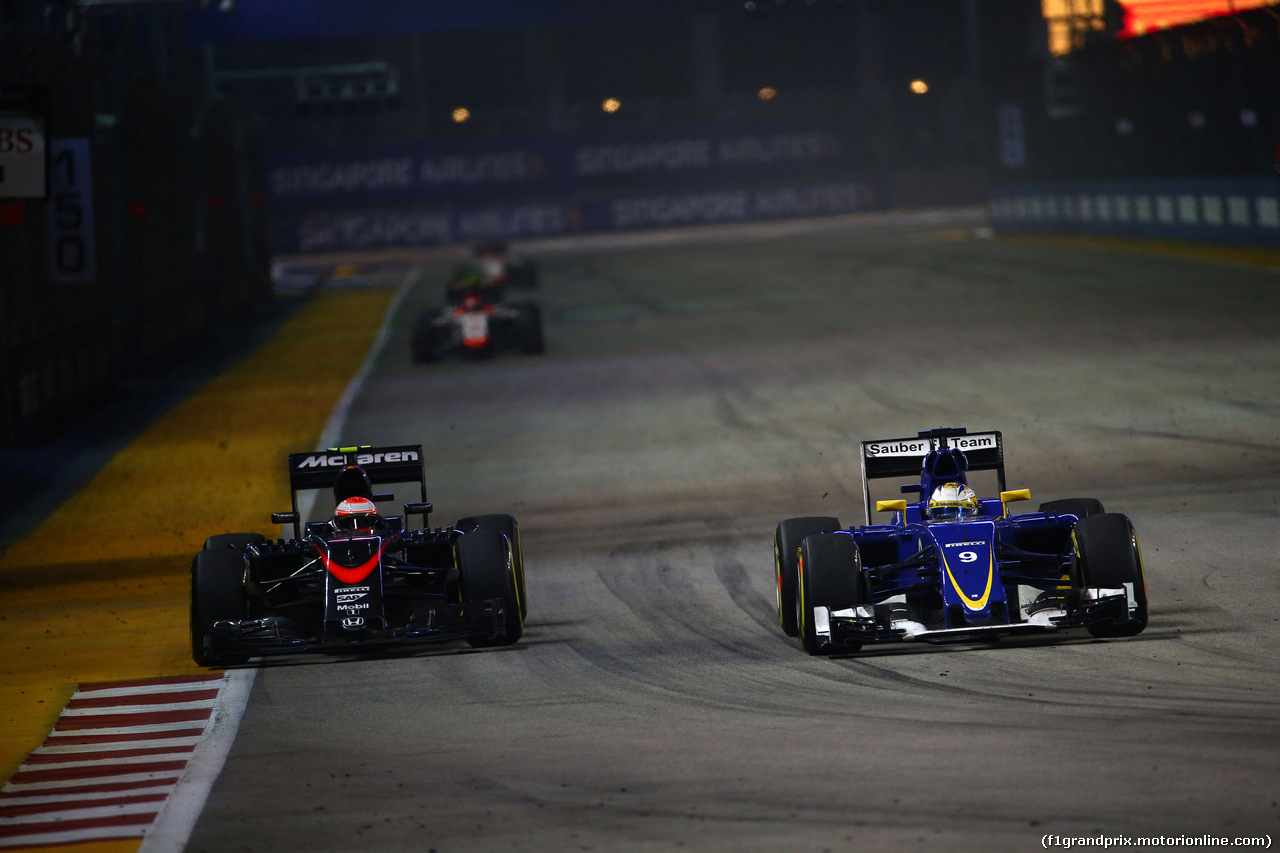 GP SINGAPORE, 20.09.2015 - Gara, Jenson Button (GBR)  McLaren Honda MP4-30. e Fernando Alonso (ESP) McLaren Honda MP4-30