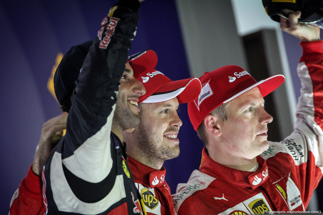 GP SINGAPORE, 20.09.2015 - Gara, 1st position Sebastian Vettel (GER) Ferrari SF15-T, secondo Daniel Ricciardo (AUS) Red Bull Racing RB11, terzo Kimi Raikkonen (FIN) Scuderia