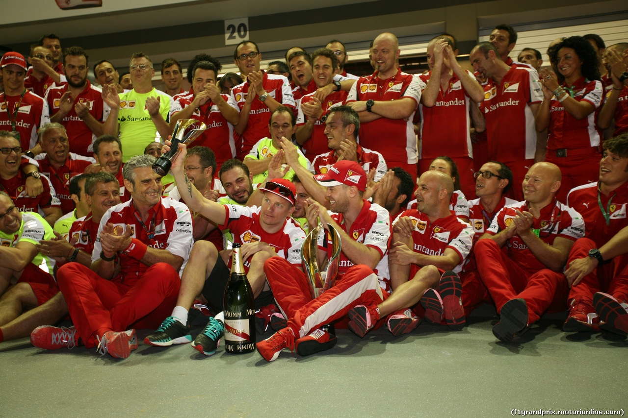 GP SINGAPORE, 20.09.2015 - Gara, Celebratrion, Sebastian Vettel (GER) Ferrari SF15-T vincitore e terzo Kimi Raikkonen (FIN) Ferrari SF15-T