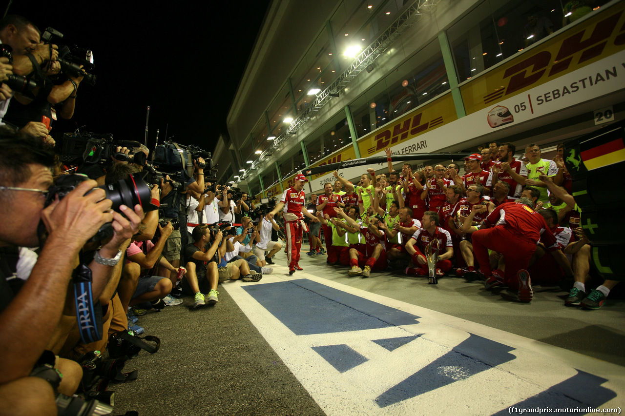 GP SINGAPORE, 20.09.2015 - Gara, Celebratrion, Sebastian Vettel (GER) Ferrari SF15-T vincitore e terzo Kimi Raikkonen (FIN) Ferrari SF15-T