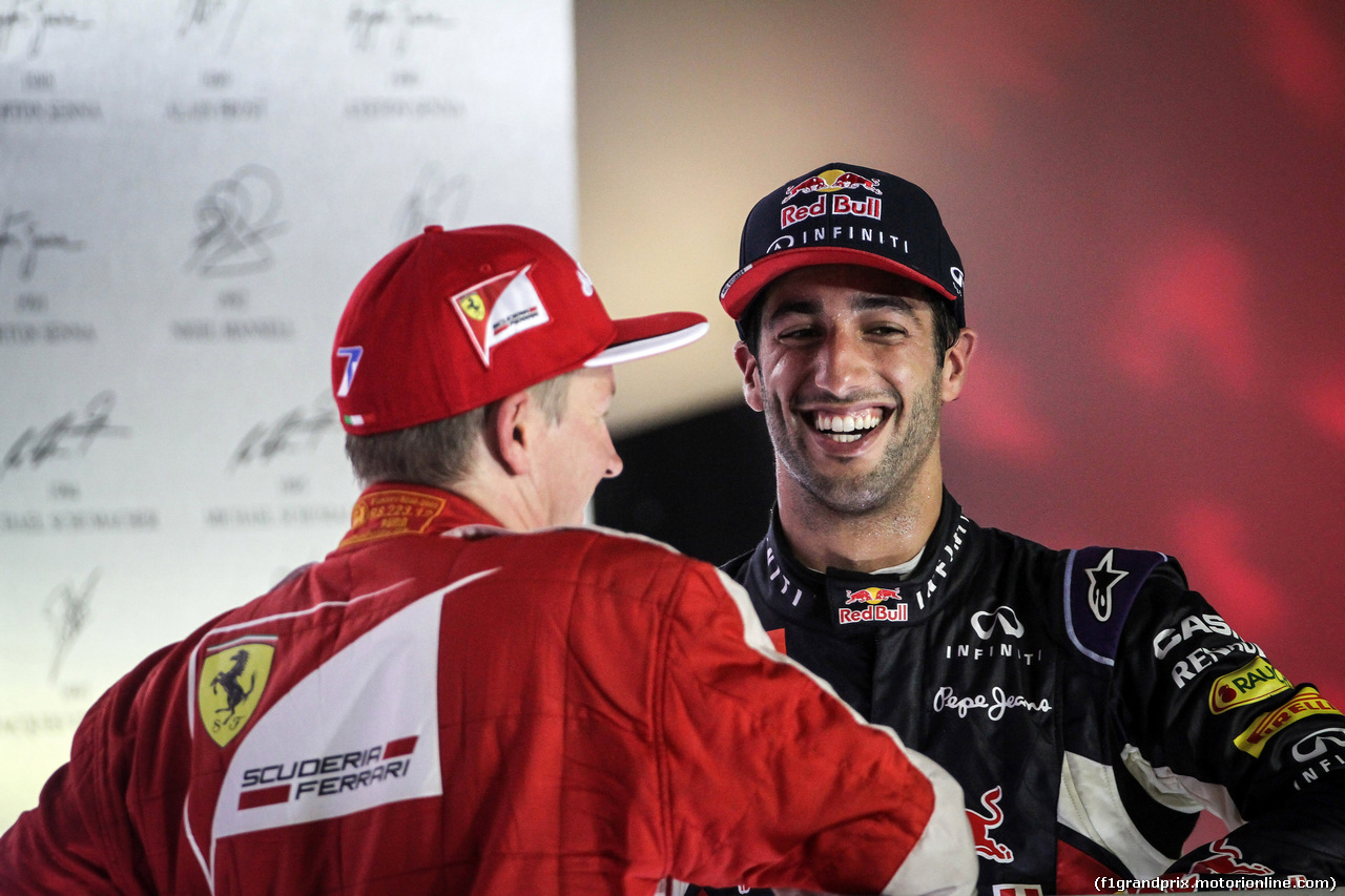 GP SINGAPORE, 20.09.2015 - Gara, secondo Daniel Ricciardo (AUS) Red Bull Racing RB11 e terzo Kimi Raikkonen (FIN) Ferrari SF15-T