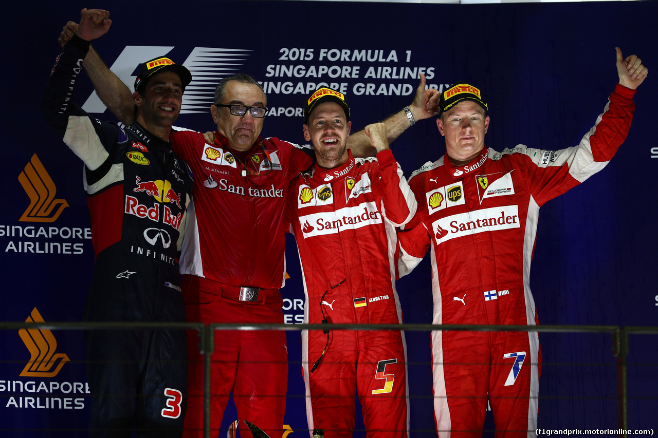 GP SINGAPORE, 20.09.2015 - Gara, 1st position Sebastian Vettel (GER) Ferrari SF15-T, secondo Daniel Ricciardo (AUS) Red Bull Racing RB11, terzo Kimi Raikkonen (FIN) Scuderia
and Modesto Menabue, Ferrari