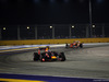 GP SINGAPORE, 20.09.2015 - Daniel Ricciardo (AUS) Red Bull Racing RB11 davanti a Kimi Raikkonen (FIN) Ferrari SF15-T