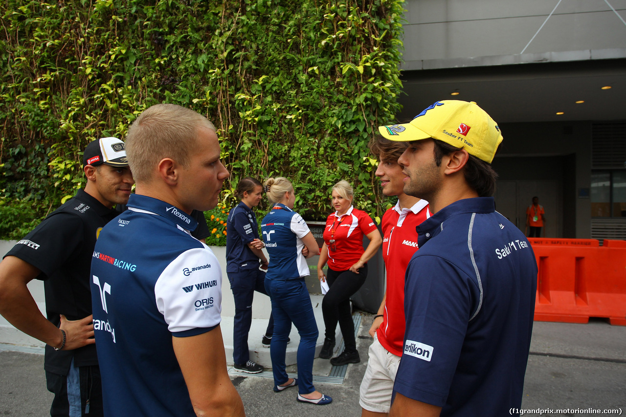 GP SINGAPORE, 17.09.2015 - Valtteri Bottas (FIN) Williams F1 Team FW37 e Felipe Nasr (BRA) Sauber C34