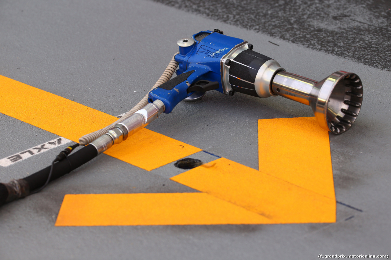 GP SINGAPORE, 19.09.2015 - Prove Libere 3, A pit stop air gun