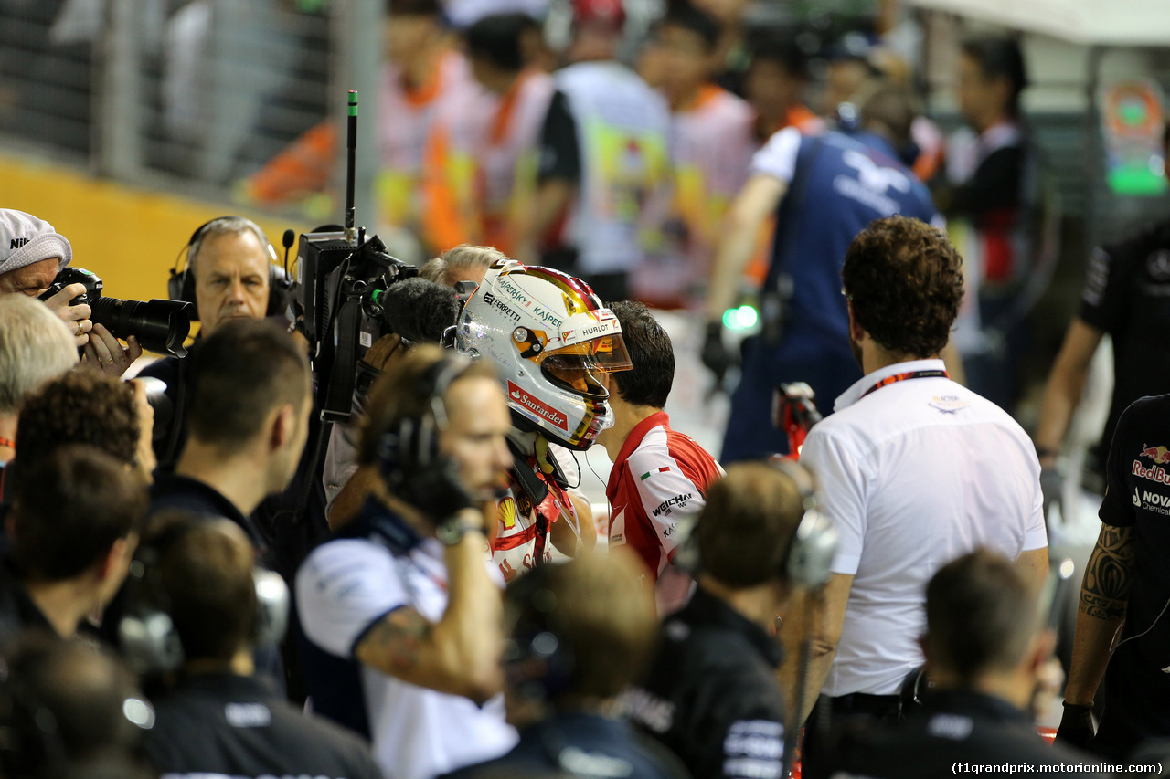 GP SINGAPORE, 19.09.2015 - Qualifiche, Sebastian Vettel (GER) Ferrari SF15-T pole position