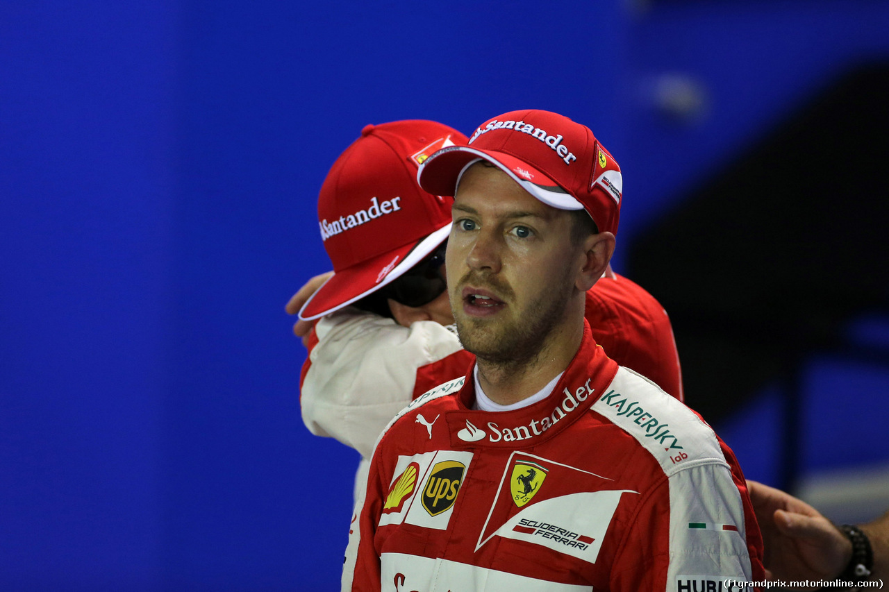 GP SINGAPORE, 19.09.2015 - Qualifiche, Kimi Raikkonen (FIN) Ferrari SF15-T e Sebastian Vettel (GER) Ferrari SF15-T pole position