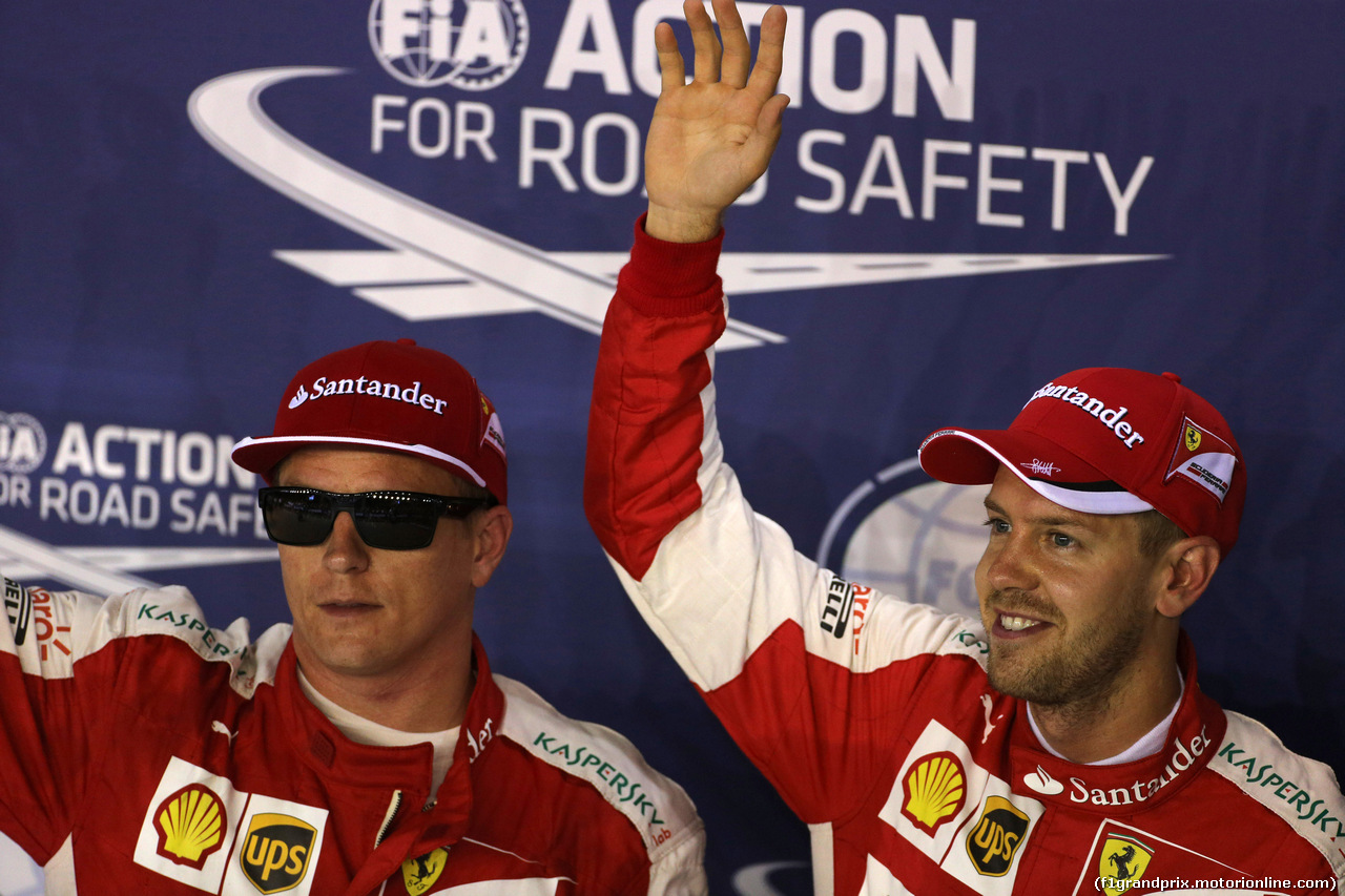 GP SINGAPORE, 19.09.2015 - Qualifiche, Kimi Raikkonen (FIN) Ferrari SF15-T e Sebastian Vettel (GER) Ferrari SF15-T pole position