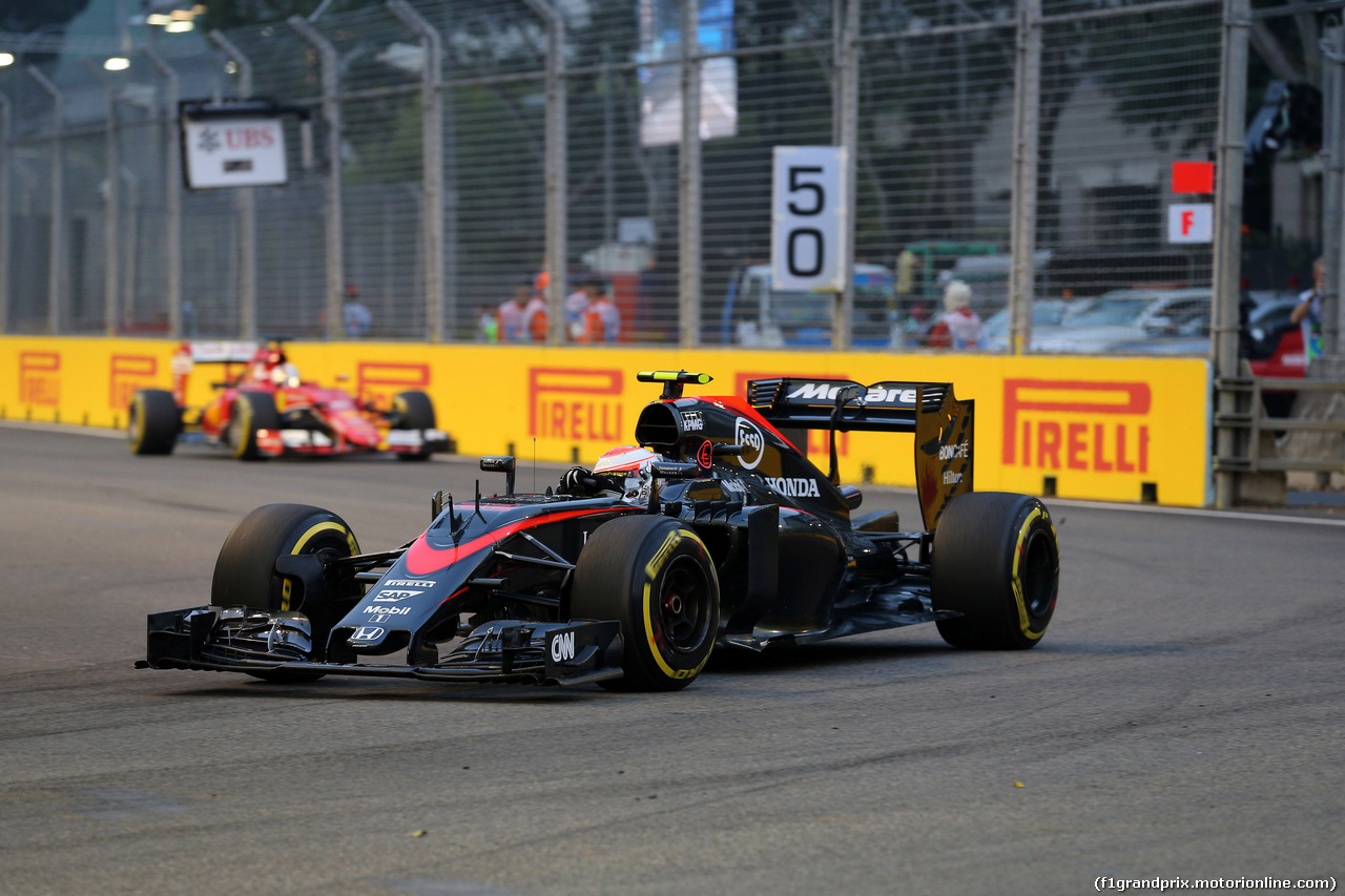 GP SINGAPORE, 19.09.2015 - Prove Libere 3, Jenson Button (GBR)  McLaren Honda MP4-30. e Sebastian Vettel (GER) Ferrari SF15-T