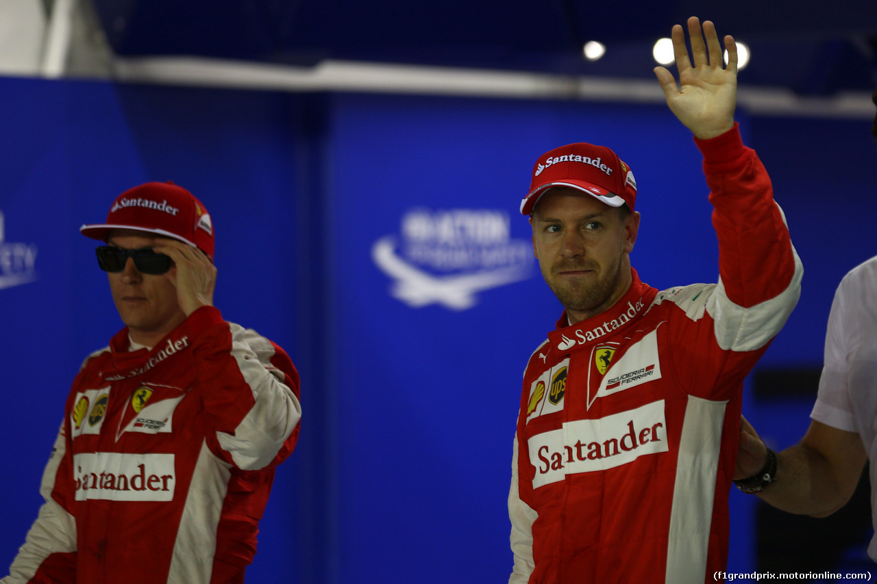 GP SINGAPORE, 19.09.2015 - Qualifiche, Kimi Raikkonen (FIN) Ferrari SF15-T e Sebastian Vettel (GER) Ferrari SF15-T pole position