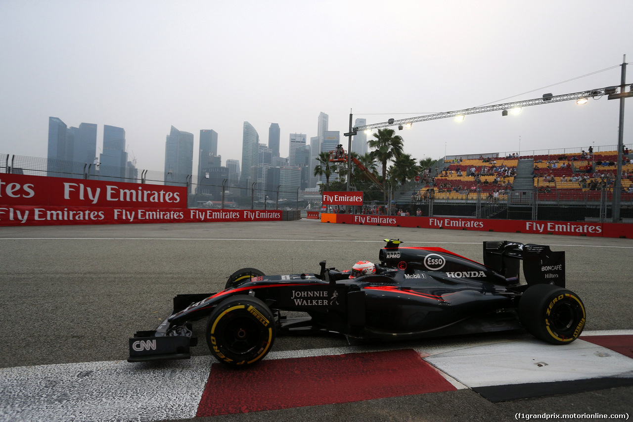 GP SINGAPORE, 18.09.2015 - Prove Libere 1, Jenson Button (GBR)  McLaren Honda MP4-30.