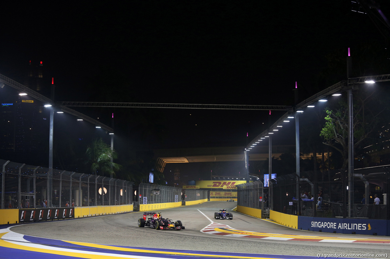 GP SINGAPORE, 18.09.2015 - Prove Libere 1, Daniil Kvyat (RUS) Red Bull Racing RB11 e Felipe Nasr (BRA) Sauber C34