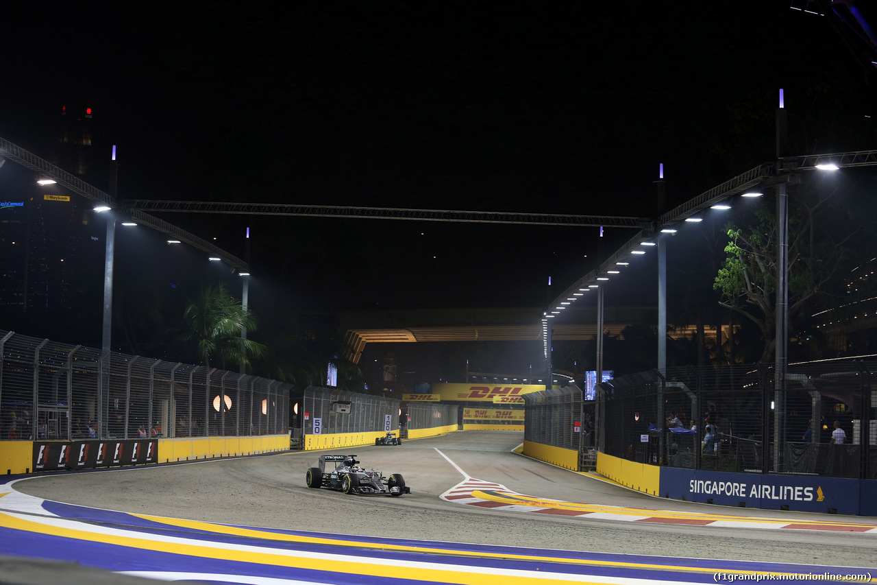 GP SINGAPORE, 18.09.2015 - Prove Libere 1, Lewis Hamilton (GBR) Mercedes AMG F1 W06 davanti a Nico Rosberg (GER) Mercedes AMG F1 W06
