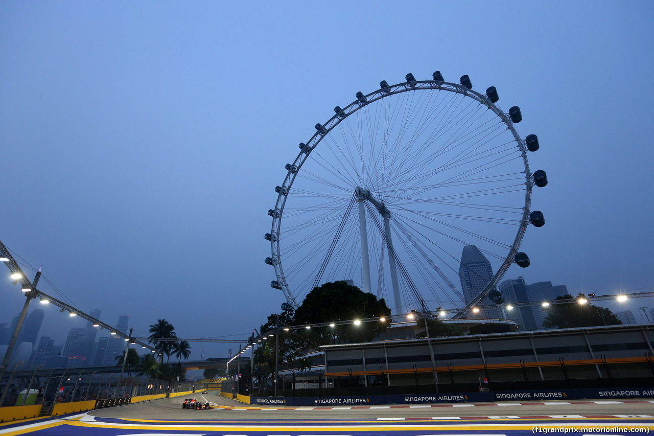 GP SINGAPORE, 18.09.2015 - Prove Libere 1, Daniel Ricciardo (AUS) Red Bull Racing RB11