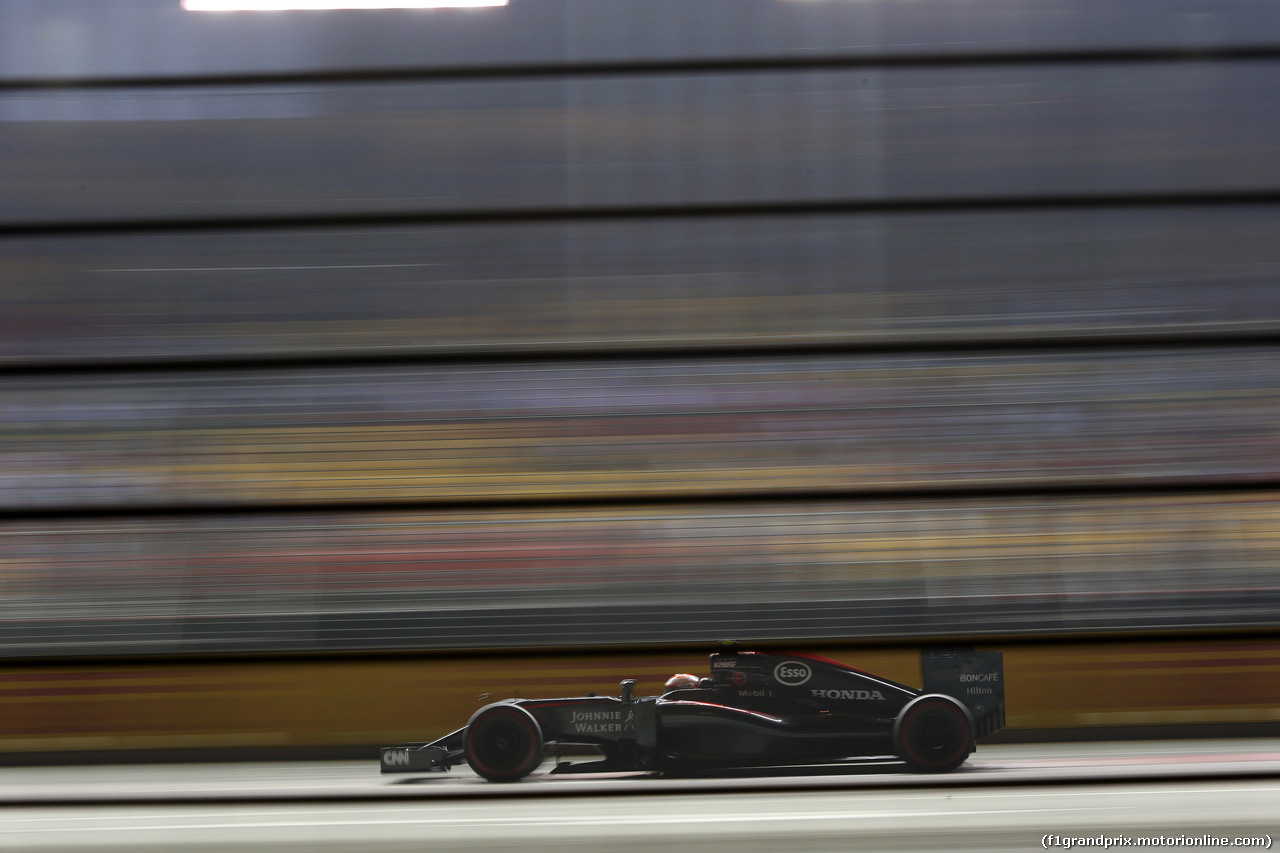 GP SINGAPORE, 18.09.2015 - Prove Libere 2, Jenson Button (GBR)  McLaren Honda MP4-30.