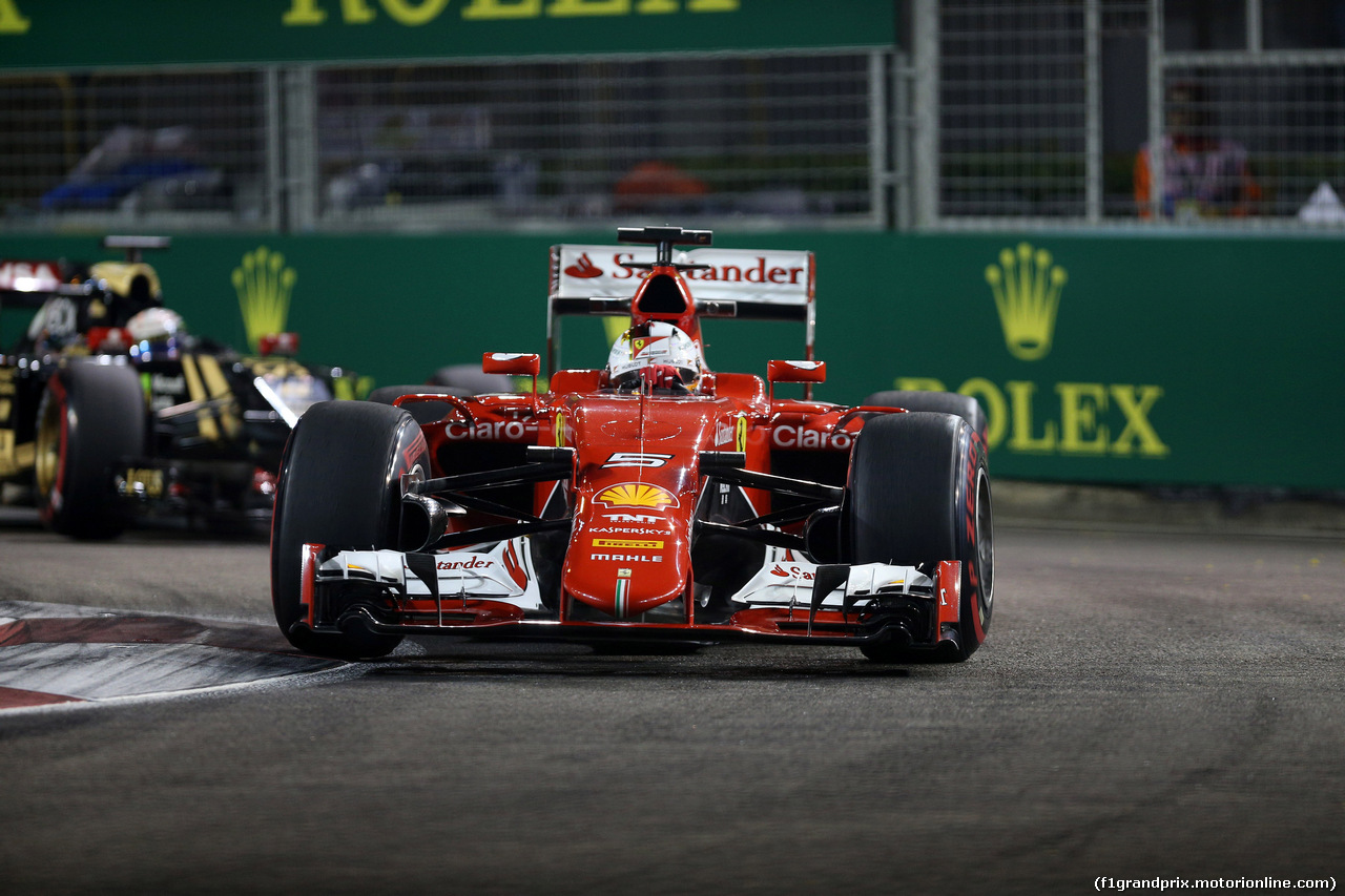 GP SINGAPORE, 18.09.2015 - Prove Libere 2, Sebastian Vettel (GER) Ferrari SF15-T e Romain Grosjean (FRA) Lotus F1 Team E23