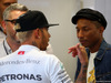 GP SINGAPORE, 18.09.2015 - Free Practice 2, Pharrell Williams (USA) Singer-Songwriter e Lewis Hamilton (GBR) Mercedes AMG F1 W06