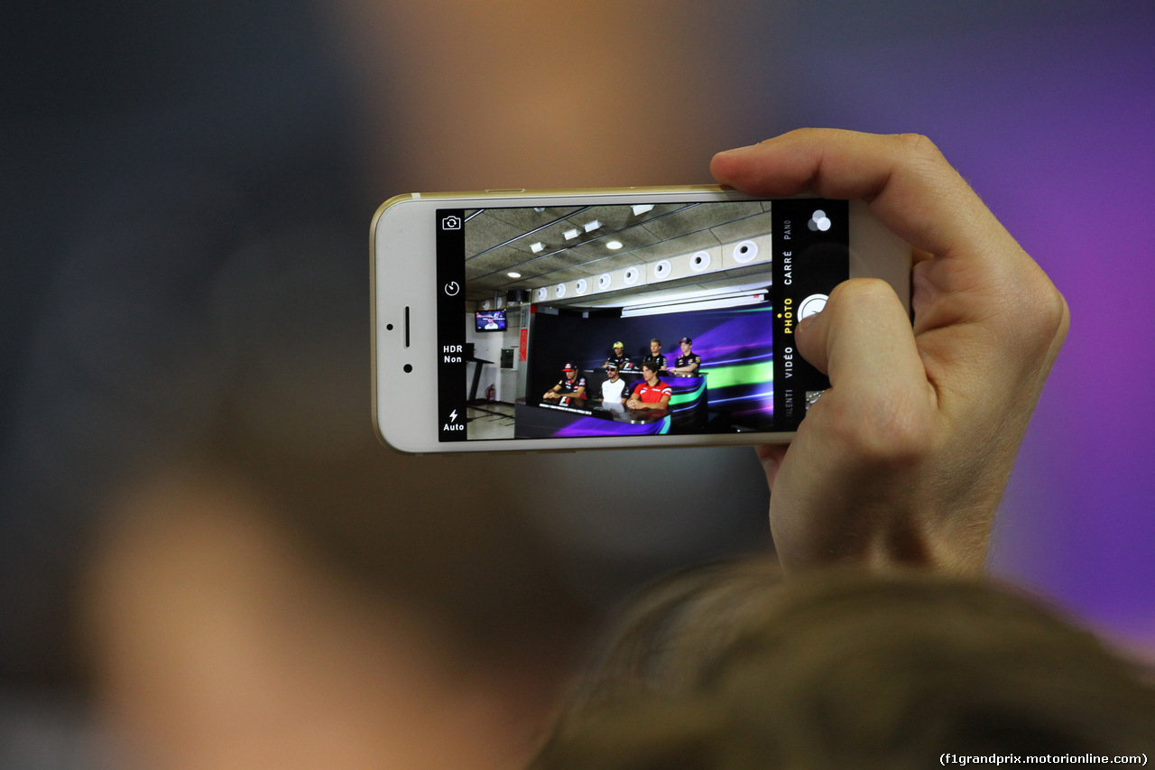 GP SPAGNA, 07.05.2015- Giovedi' Press Conference, someone is taking a picture with a smartphone