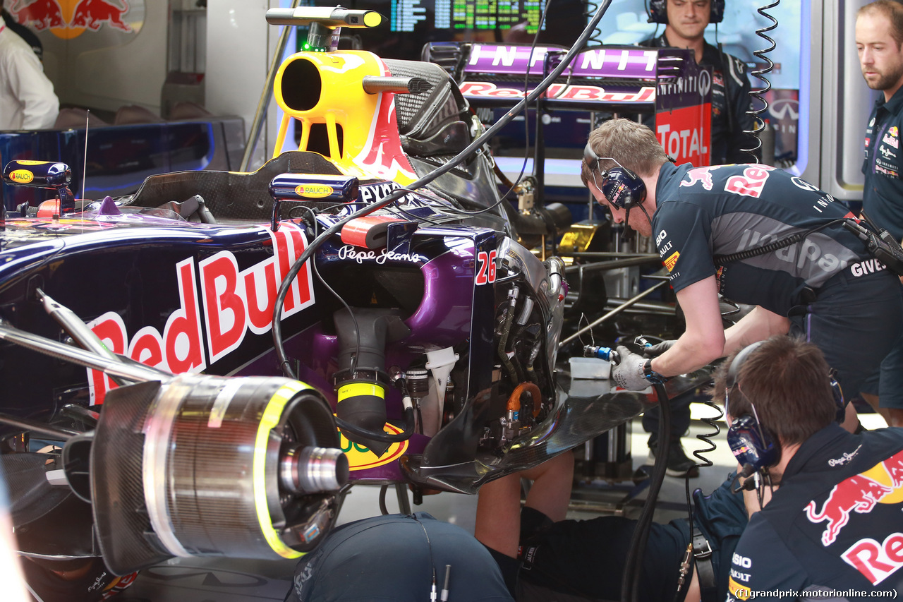 GP SPAGNA, 09.05.2015- Free practice 3, Daniil Kvyat (RUS) Red Bull Racing RB11 with problems