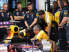GP SPAGNA, 08.02.2015- Free Practice 1, Renault techs works on Daniel Ricciardo (AUS) Red Bull Racing RB11 car