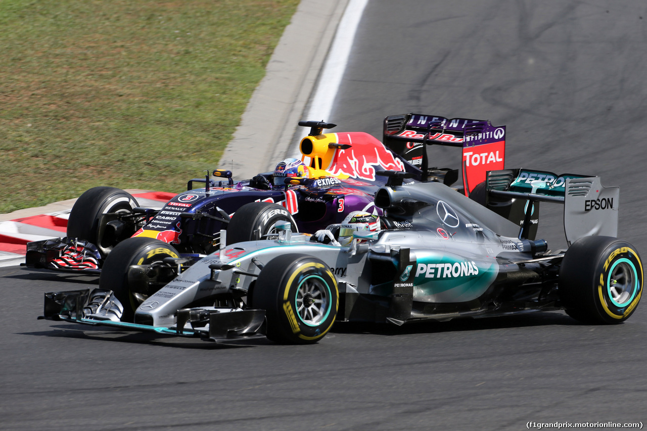 GP UNGHERIA, 26.07.2015 - Gara, Lewis Hamilton (GBR) Mercedes AMG F1 W06 e Daniel Ricciardo (AUS) Red Bull Racing RB11