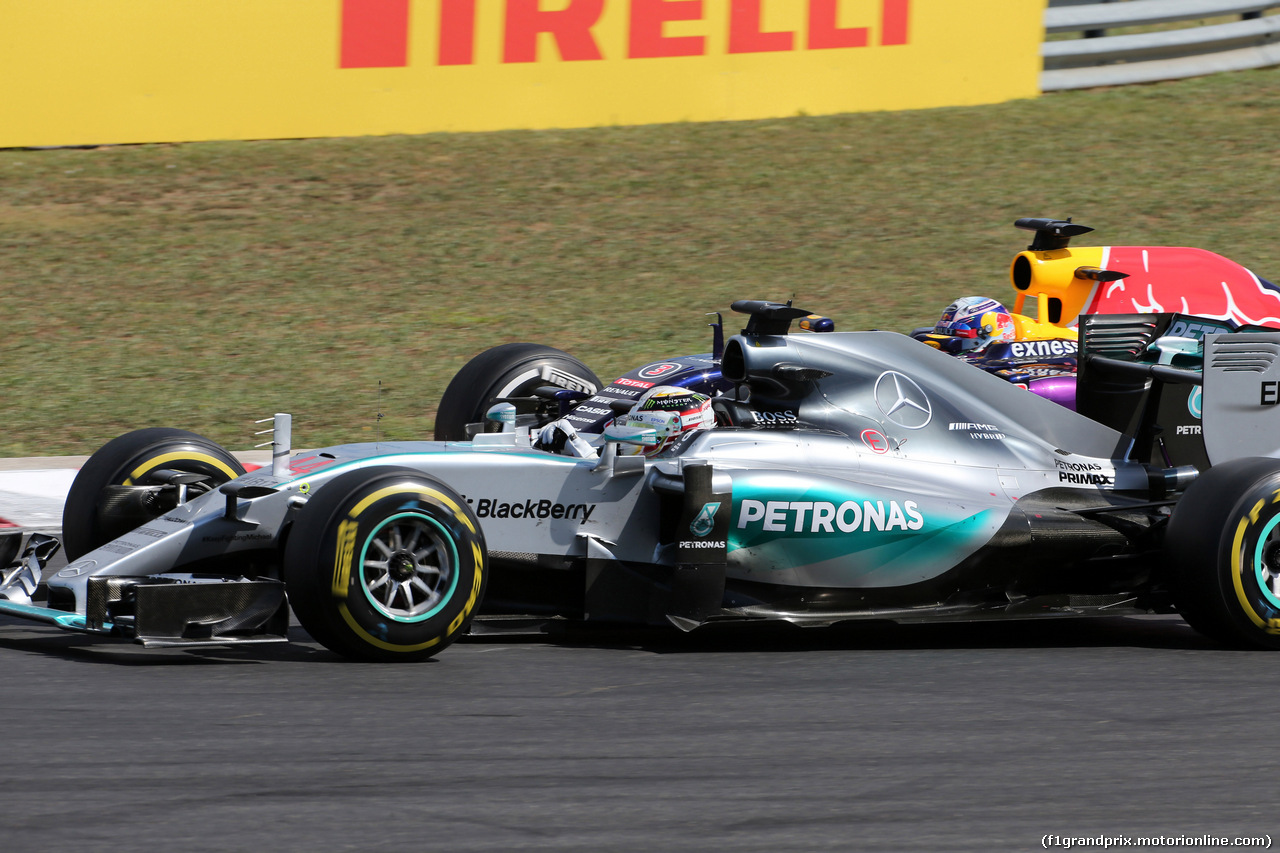 GP UNGHERIA, 26.07.2015 - Gara, Lewis Hamilton (GBR) Mercedes AMG F1 W06 e Daniel Ricciardo (AUS) Red Bull Racing RB11