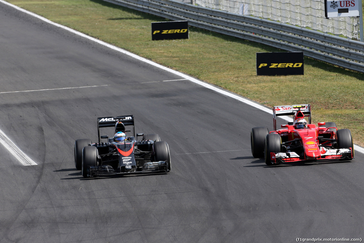 GP UNGHERIA, 26.07.2015 - Gara, Fernando Alonso (ESP) McLaren Honda MP4-30 e Kimi Raikkonen (FIN) Ferrari SF15-T