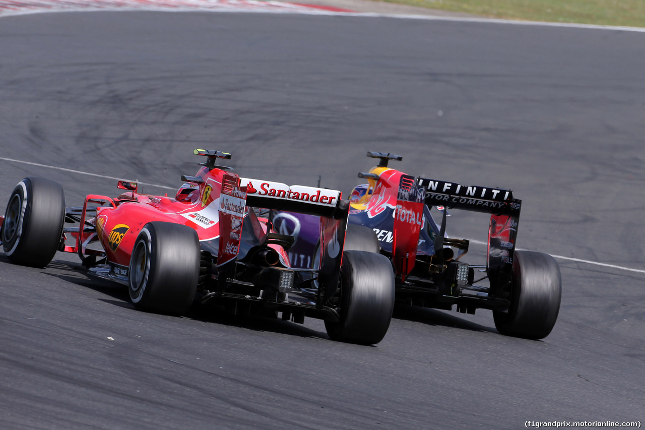 GP UNGHERIA, 26.07.2015 - Gara, Kimi Raikkonen (FIN) Ferrari SF15-T e Daniel Ricciardo (AUS) Red Bull Racing RB11