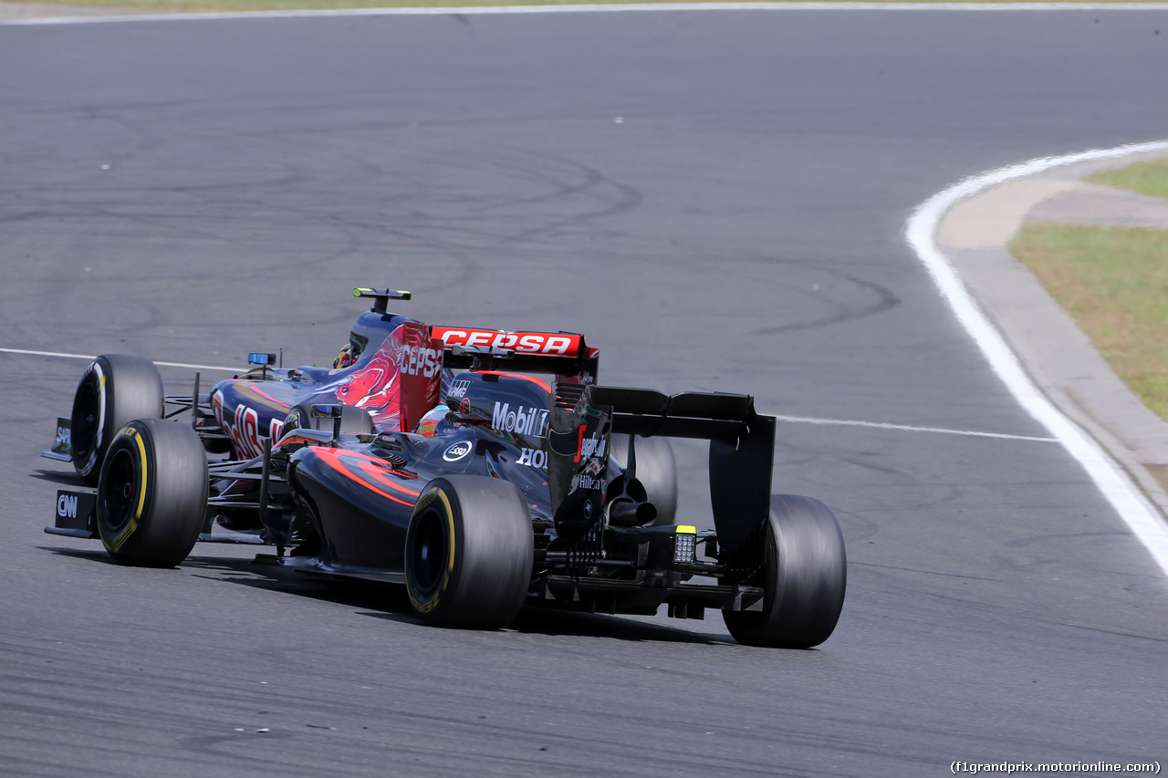 GP UNGHERIA, 26.07.2015 - Gara, Fernando Alonso (ESP) McLaren Honda MP4-30 e Carlos Sainz Jr (ESP) Scuderia Toro Rosso STR10