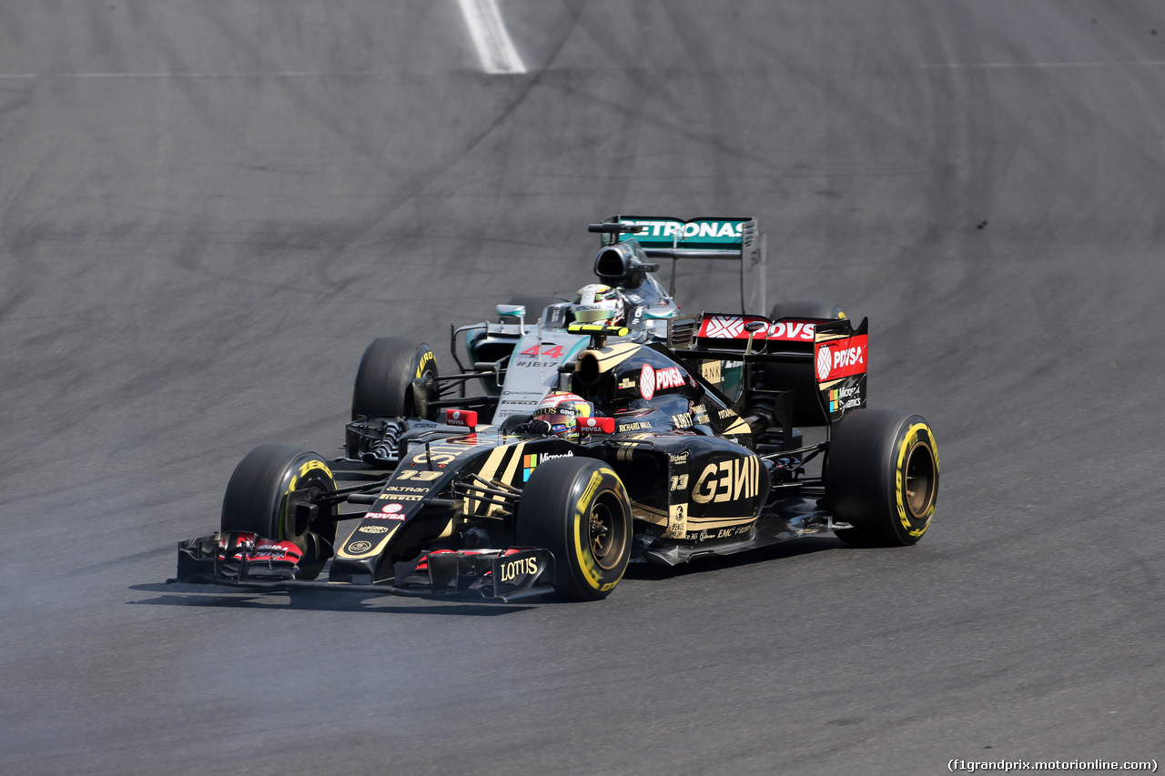 GP UNGHERIA, 26.07.2015 - Gara, Pastor Maldonado (VEN) Lotus F1 Team E23 e Lewis Hamilton (GBR) Mercedes AMG F1 W06