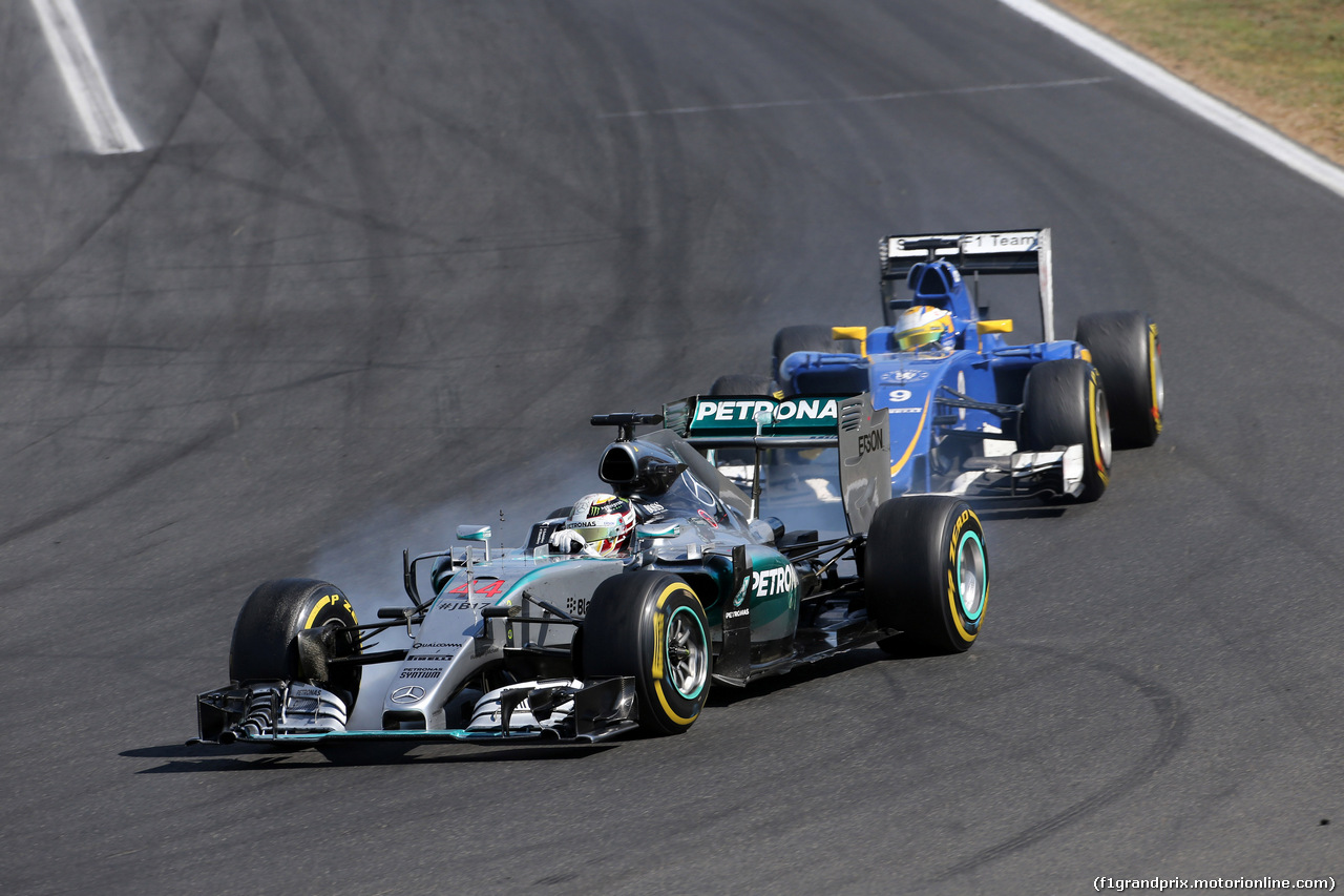 GP UNGHERIA, 26.07.2015 - Gara, Lewis Hamilton (GBR) Mercedes AMG F1 W06 e Marcus Ericsson (SUE) Sauber C34