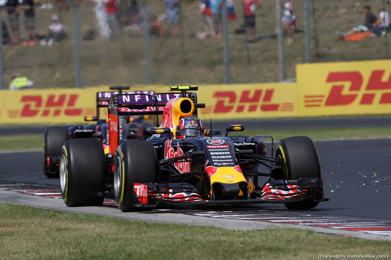 GP UNGHERIA, 26.07.2015 - Gara, Daniil Kvyat (RUS) Red Bull Racing RB11 davanti a Daniel Ricciardo (AUS) Red Bull Racing RB11