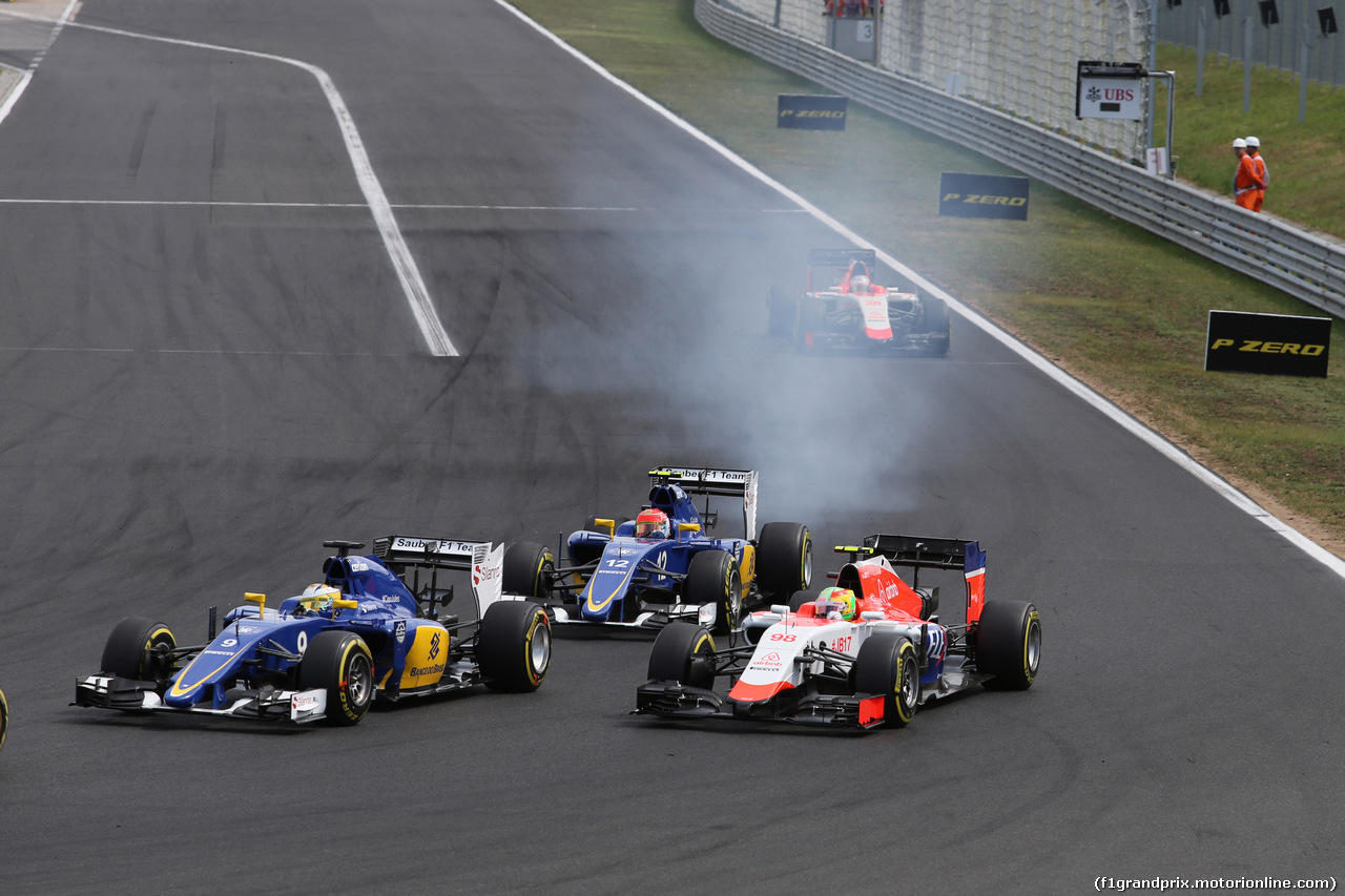 GP UNGHERIA, 26.07.2015 - Gara, Marcus Ericsson (SUE) Sauber C34 e Roberto Merhi (ESP) Manor Marussia F1 Team