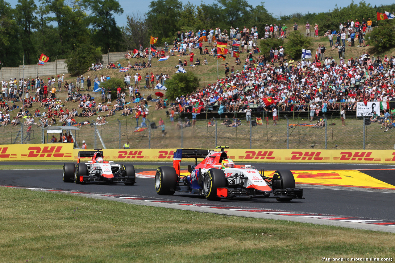 GP UNGHERIA, 26.07.2015 - Gara, Roberto Merhi (ESP) Manor Marussia F1 Team davanti a William Stevens (GBR) Manor Marussia F1 Team