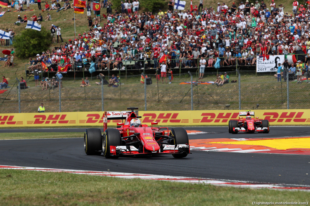 GP UNGHERIA, 26.07.2015 - Gara, Sebastian Vettel (GER) Ferrari SF15-T davanti a Kimi Raikkonen (FIN) Ferrari SF15-T