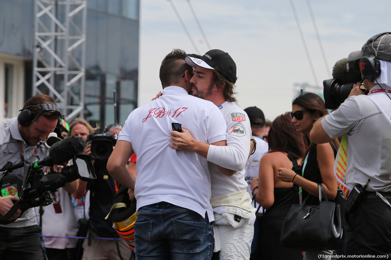GP UNGHERIA, 26.07.2015 - Gara, Fernando Alonso (ESP) McLaren Honda MP4-30 e the brother of Jules Bianchi (FRA)