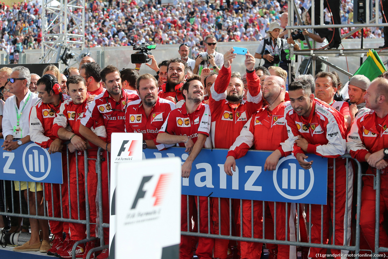GP UNGHERIA, 26.07.2015 - Gara, Team Ferrari celebrates the Sebastian Vettel (GER) Ferrari SF15-T victory