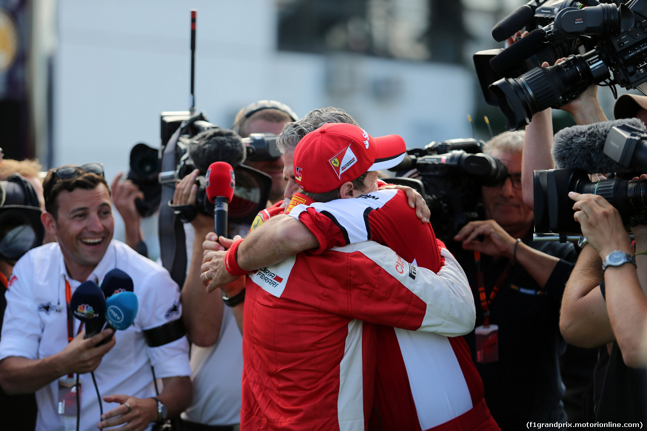 GP UNGHERIA, 26.07.2015 - Gara, Sebastian Vettel (GER) Ferrari SF15-T vincitore e Maurizio Arrivabene (ITA) Ferrari Team Principal