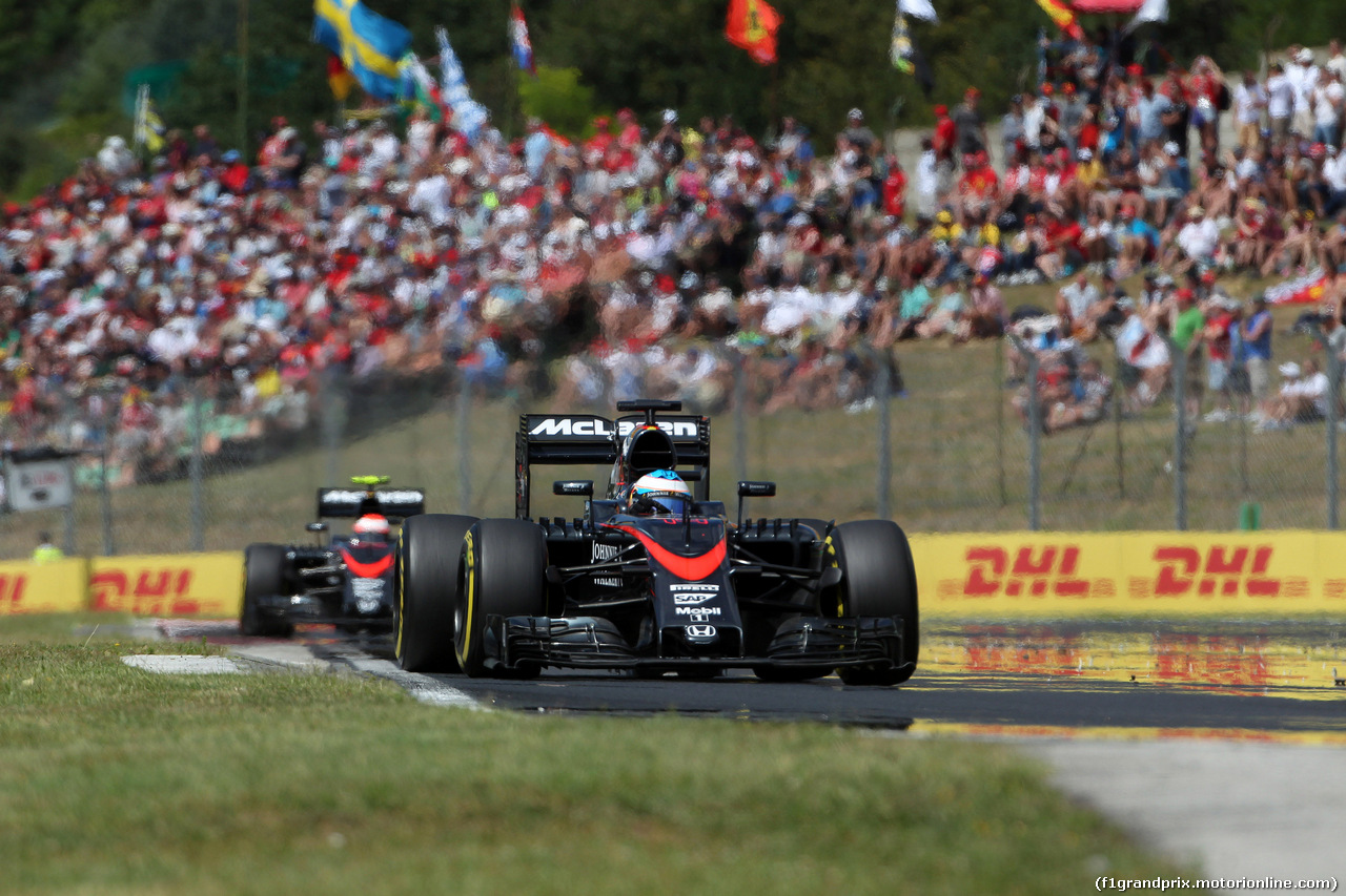 GP UNGHERIA, 26.07.2015 - Gara, Fernando Alonso (ESP) McLaren Honda MP4-30 davanti a Jenson Button (GBR)  McLaren Honda MP4-30.