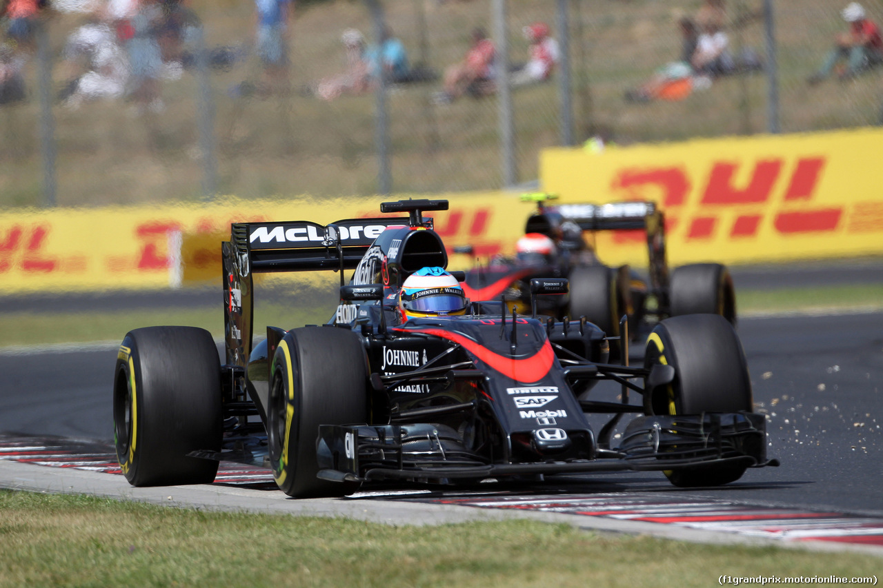 GP UNGHERIA, 26.07.2015 - Gara, Fernando Alonso (ESP) McLaren Honda MP4-30 davanti a Jenson Button (GBR)  McLaren Honda MP4-30.