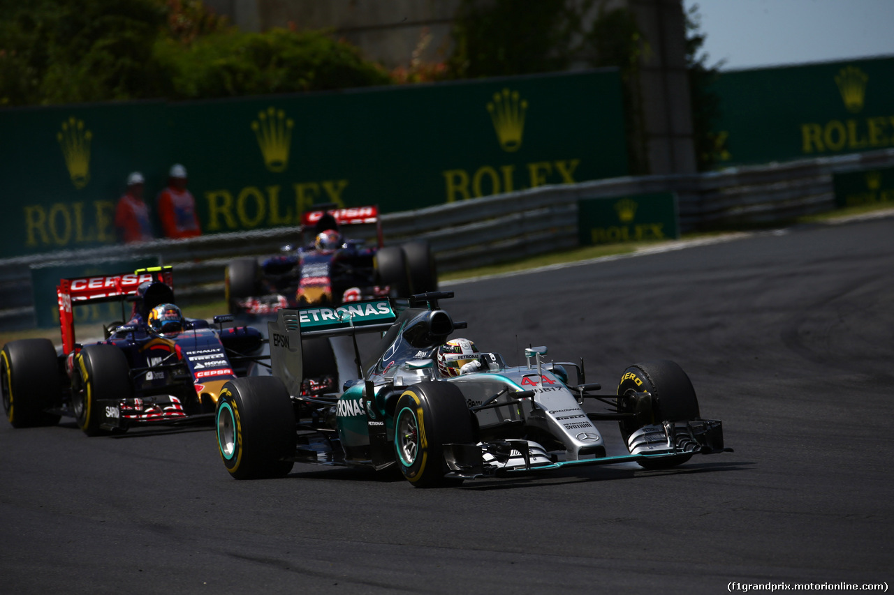 GP UNGHERIA, 26.07.2015 - Gara, Lewis Hamilton (GBR) Mercedes AMG F1 W06 e Carlos Sainz Jr (ESP) Scuderia Toro Rosso STR10