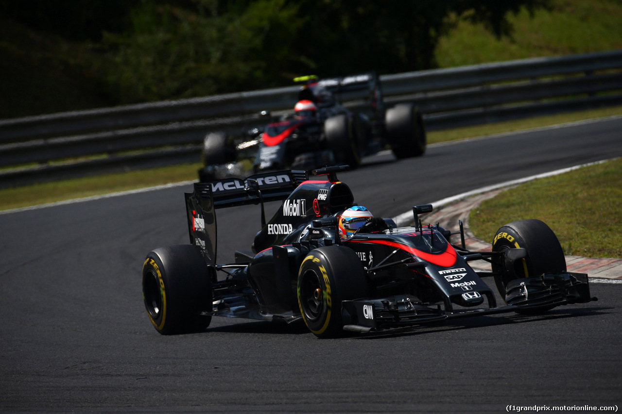 GP UNGHERIA, 26.07.2015 - Gara, Fernando Alonso (ESP) McLaren Honda MP4-30 davanti a Jenson Button (GBR)  McLaren Honda MP4-30.