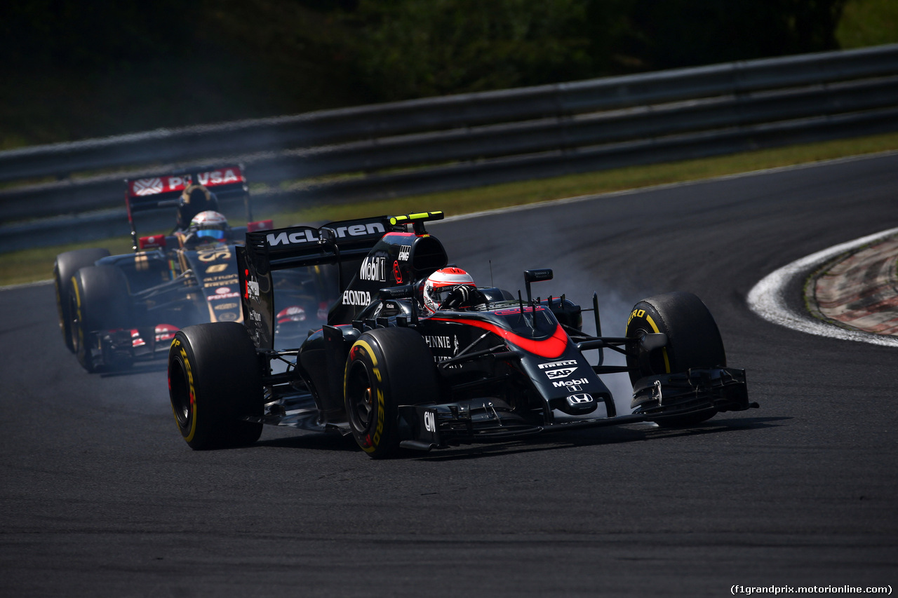 GP UNGHERIA, 26.07.2015 - Gara, Jenson Button (GBR)  McLaren Honda MP4-30. davanti a Romain Grosjean (FRA) Lotus F1 Team E23