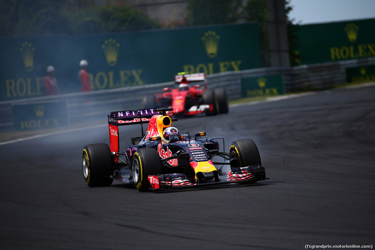 GP UNGHERIA, 26.07.2015 - Gara, Daniil Kvyat (RUS) Red Bull Racing RB11 davanti a Kimi Raikkonen (FIN) Ferrari SF15-T