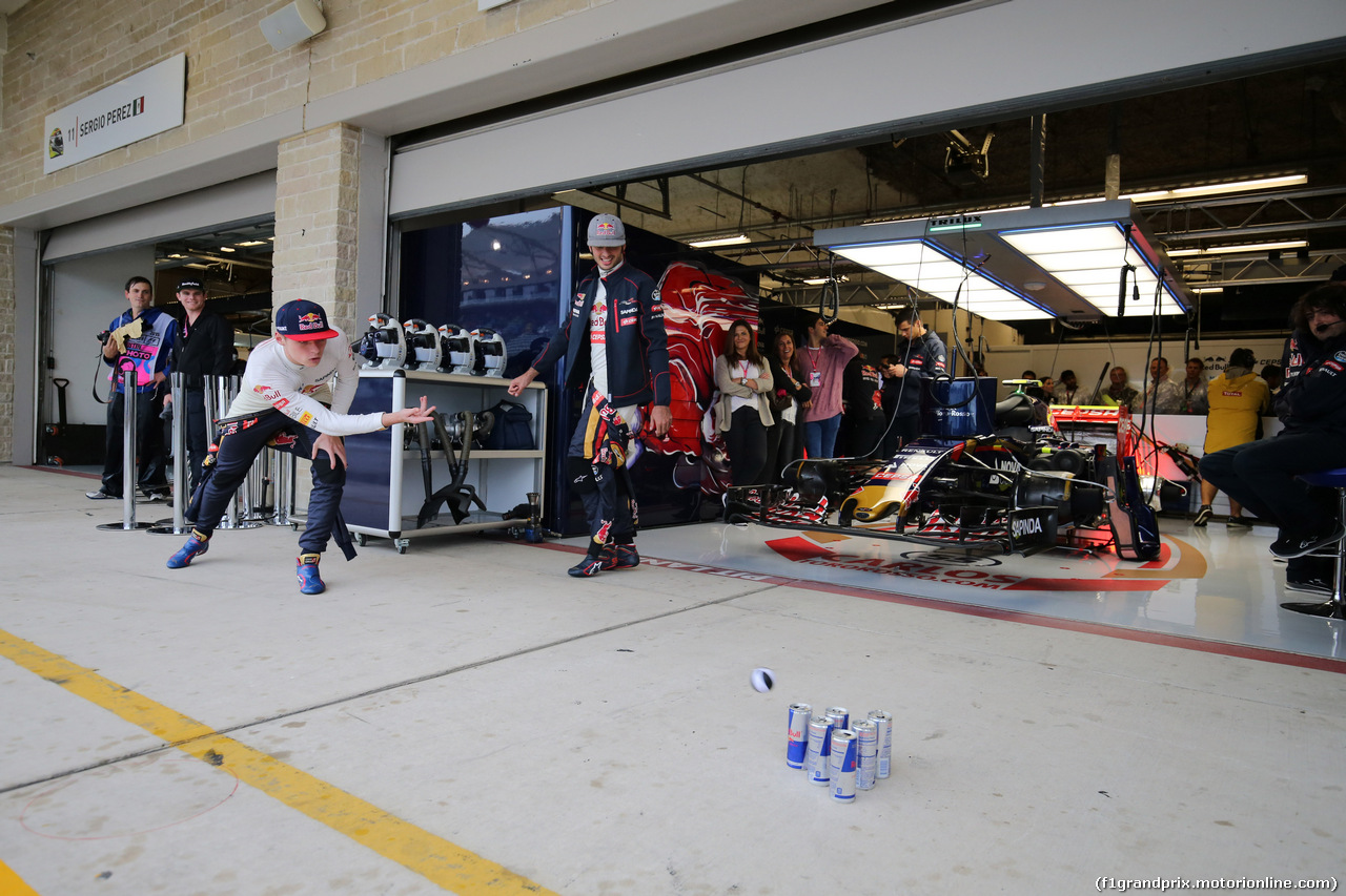 GP USA, 24.10.2015- Max Verstappen (NED) Scuderia Toro Rosso STR10 e Carlos Sainz Jr (ESP) Scuderia Toro Rosso STR10 play bowling waiting decision about Qualifiche session