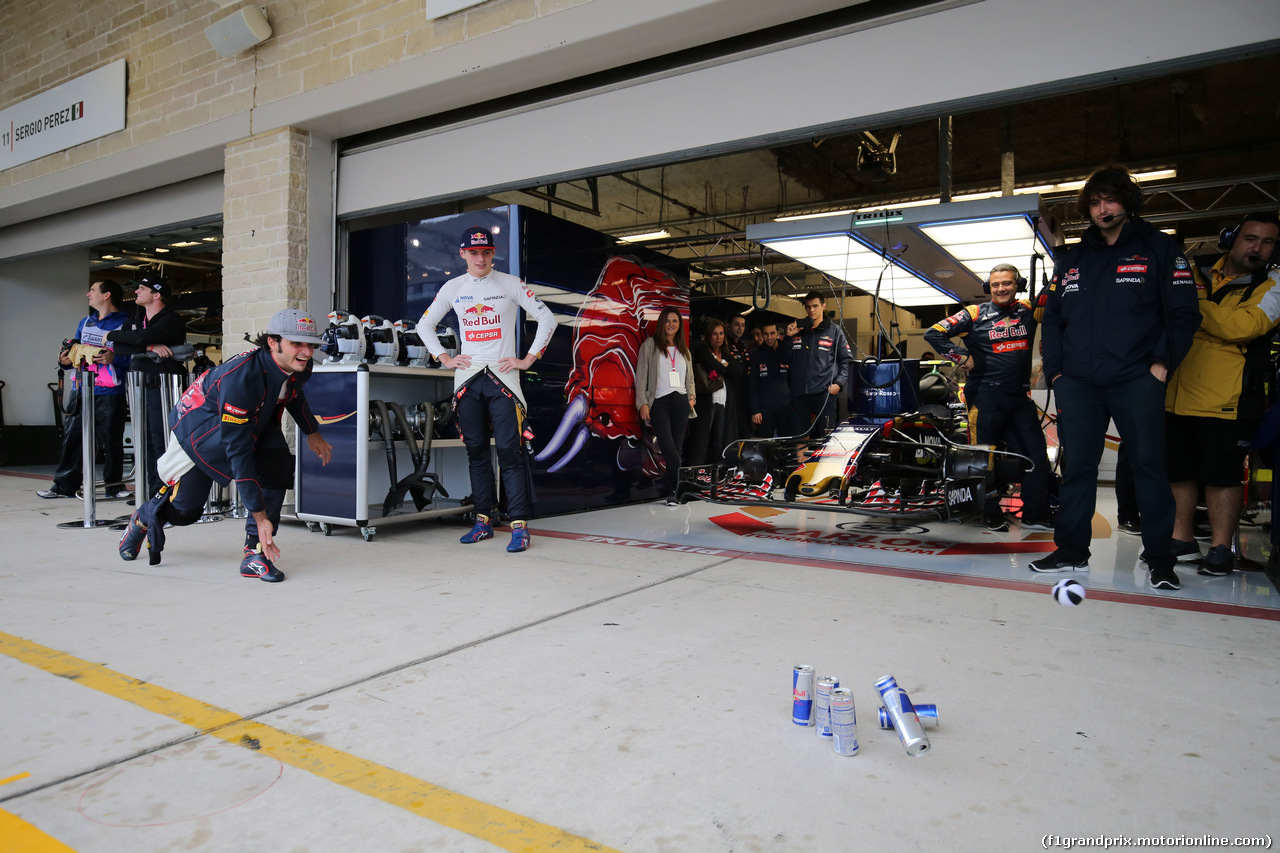 GP USA, 24.10.2015- Max Verstappen (NED) Scuderia Toro Rosso STR10 e Carlos Sainz Jr (ESP) Scuderia Toro Rosso STR10 play bowling waiting decision about Qualifiche session