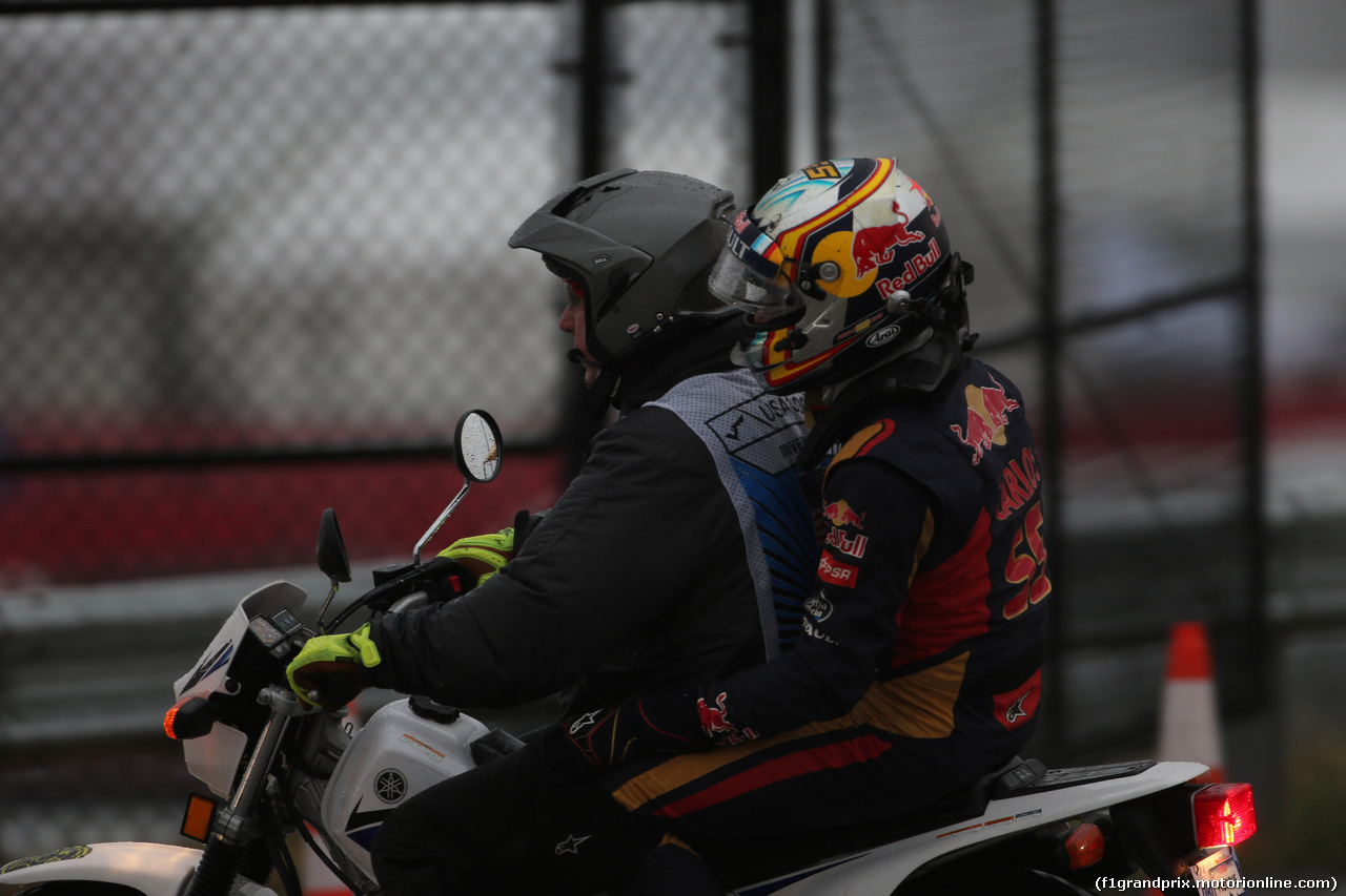 GP USA, 25.10.2015- Qualifiche, Carlos Sainz Jr (ESP) Scuderia Toro Rosso STR10 on a motorbike came back to te paddock