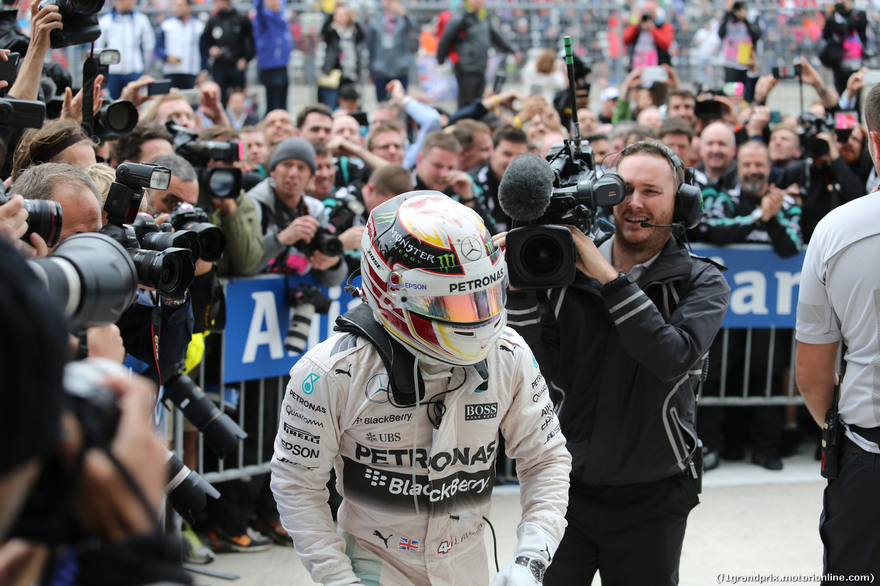 GP USA, 25.10.2015- Parc fermee celebration, Lewis Hamilton (GBR) Mercedes AMG F1 W06