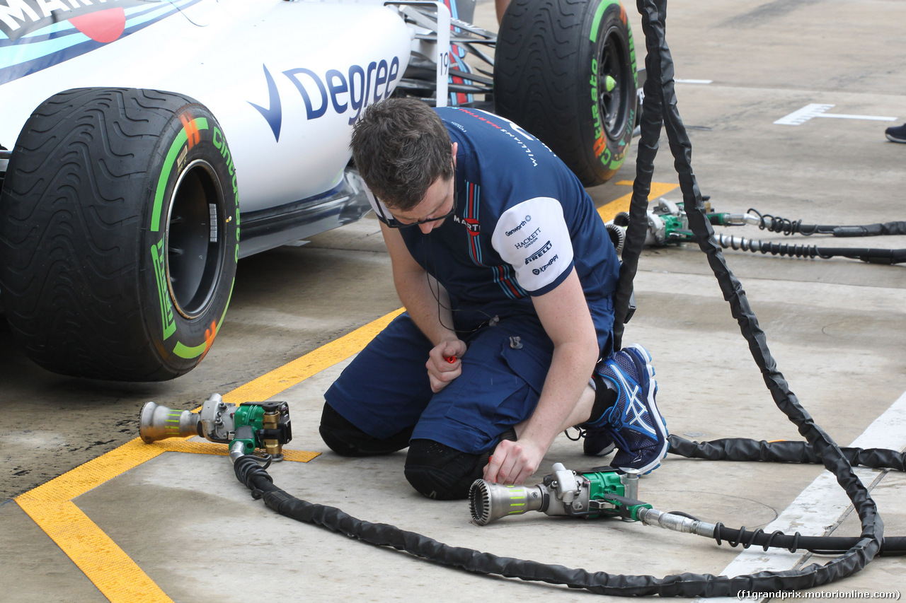 GP USA, 22.10.2015- a Williams F1 Team mechanic is signing the position for the pneumatic pitstop gun