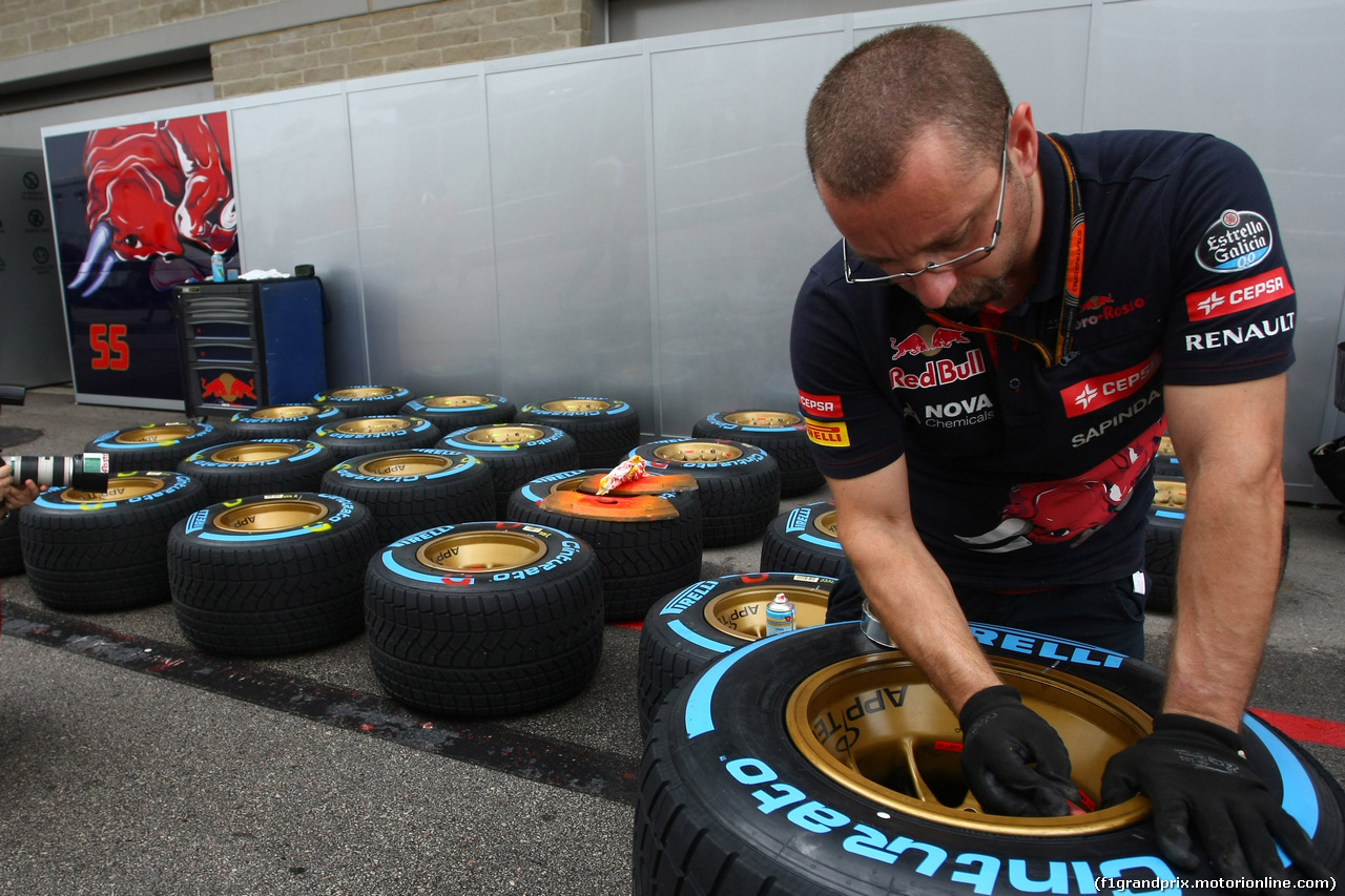 GP USA, 22.10.2015- Scuderia Toro Rosso mechanic  is working on tires